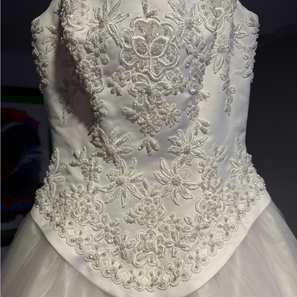 Vintage, White Sleeveless Wedding Gown with beaded bodice and full tulle skirt - Picture 7 of 16